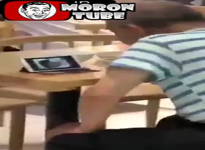 Video :He watches porn while tasting his food in the midst of a restaurant!